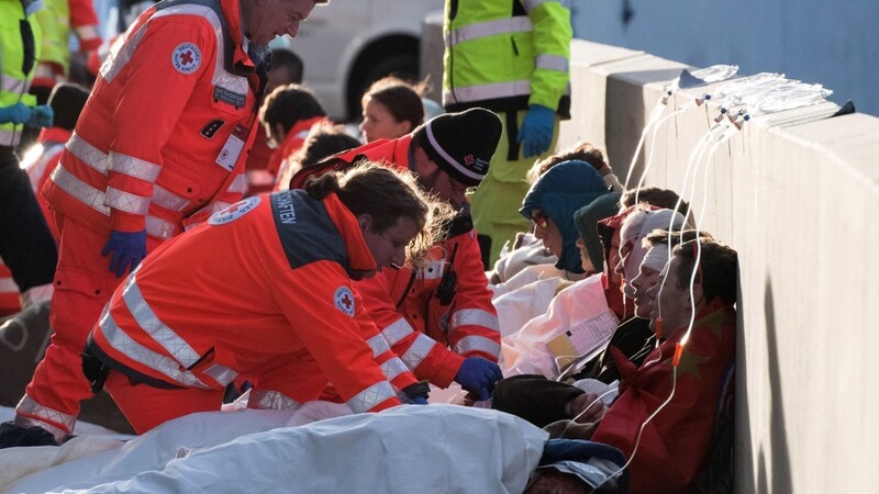 Rettungskräfte versorgen bei der Katastrophenschutzübung zur Fußball-EM 2020 die von Statisten gespielten Verletzten vor der Allianz-Arena.