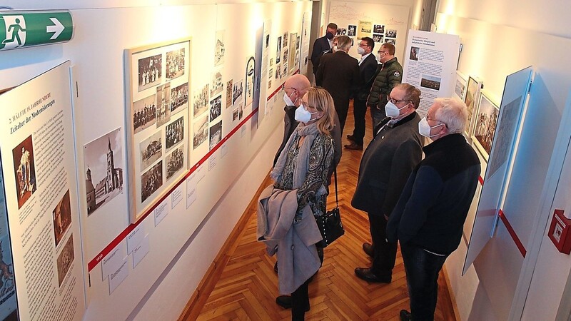 Volles Haus bei der Eröffnung der Dauerausstellung zur Stadtgeschichte im Museum in Mainburg. Der lange schmale Raum ist jetzt einer museumsdidaktisch wichtigen Funktion zugeordnet.