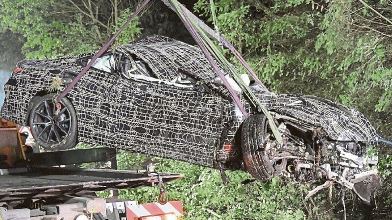 Der BMW-Testfahrer hatte seine Schwiegermutter in der Nacht auf den 9. Juni 20218 für eine Testfahrt im Erlkönig mitgenommen. In einer Kurve kam er schließlich mit erhöhter Geschwindigkeit von der Straße ab. Die 53-Jährige starb noch am Unfallort.