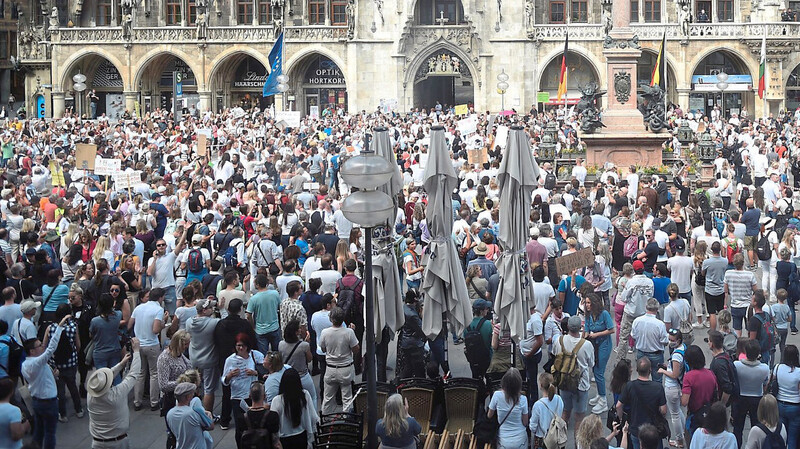 Auf dem Münchner Marienplatz versammelten sich rund 3 000 Menschen, viele unter Missachtung aller Corona-Abstandsregeln.