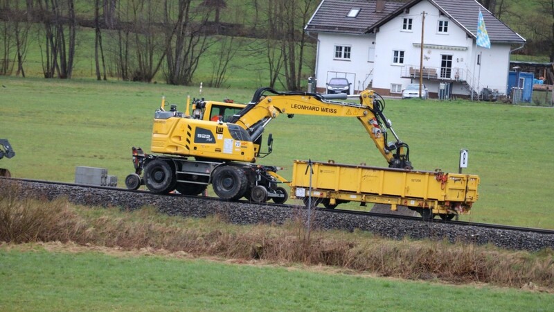 Bagger statt Zug. Auf der Strecke zwischen Gotteszell und Deggendorf finden derzeit Bauarbeiten statt.