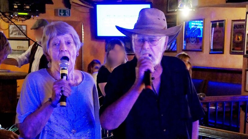 Herbert und Hilde singen gemeinsam im Shamrock Irish Pub.