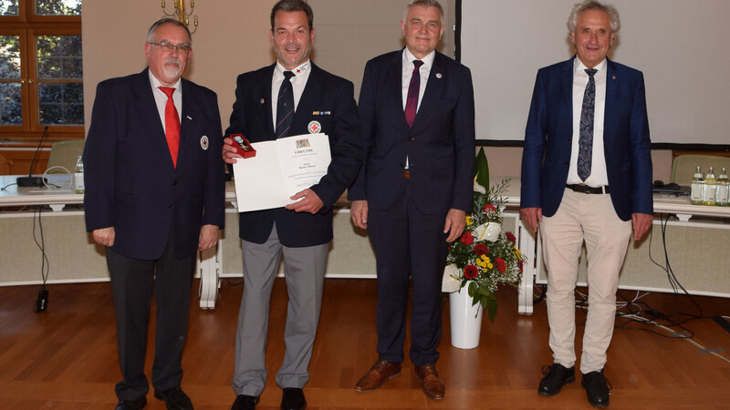 Der Moosburger Rainer Irlbauer (2. v. l.) erhielt das BRK-Ehrenzeichen in Silber, es gratulierten (v. l.) BRK-Kreisvorsitzender Toni Neumaier, Bürgermeister Josef Dollinger und Landrat Helmut Petz.