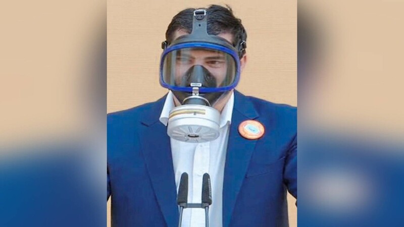Der AfD-Abgeordnete Stefan Löw mit einer Gasmaske am Rednerpult im Landtag. Die AfD-Fraktion lehnte im Juli 2020 die im Landtag für Abgeordnete eingeführte Maskenpflicht ab.
