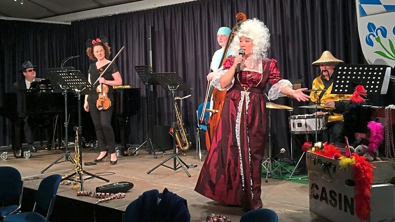 Svenja Kruse startet das abwechslungsreiche Gesangsprogramm in barockem Kostüm.