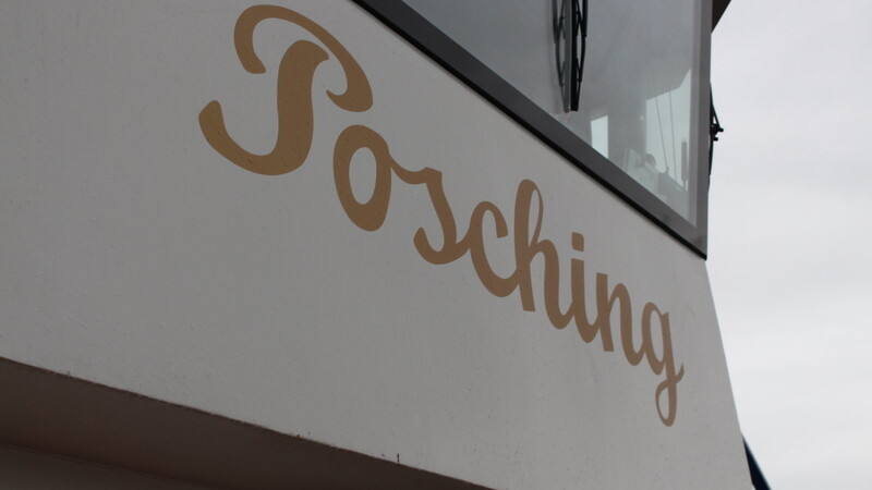 Der goldene Schriftzug "Posching" ziert das Steuerhaus.