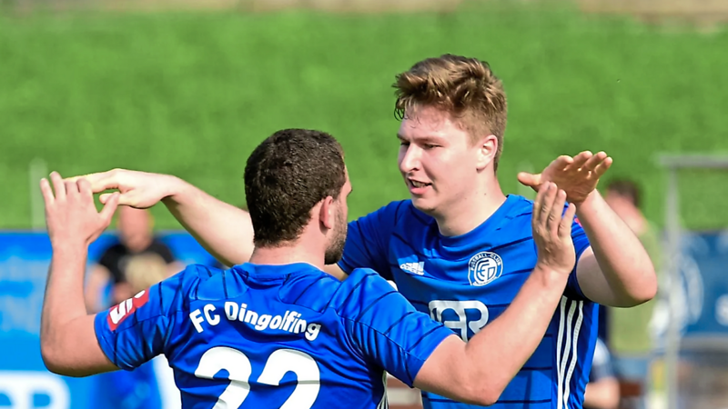 Der FC Dingolfing um Lukas Meindl und Daniel Schuder freut sich über einen Heimsieg und den gesicherten Relegationsplatz.
