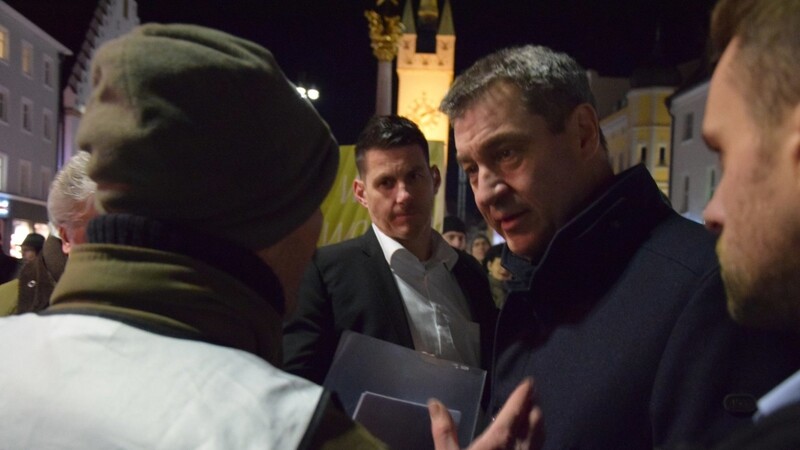 Mehrere Bauern demonstrierten am Mittwochabend vor dem Straubinger Citydom und stellten Ministerpräsident Markus Söder zur Rede.