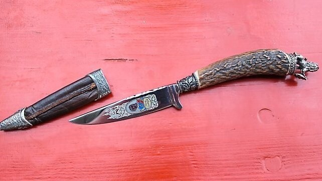 Sogenannte "Hirschfänger" werden in Verbindung mit der Tracht als Brauchtum toleriert. Alle anderen Arten von Messern haben auf dem Festplatz aber nichts verloren.