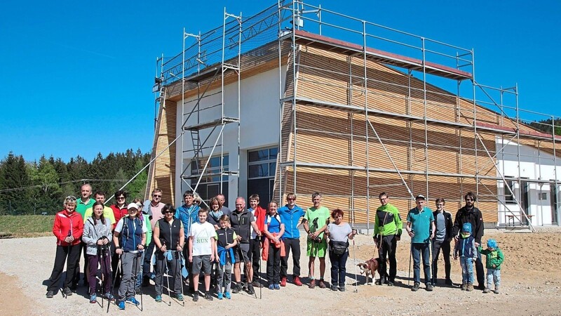 Zum offiziellen Start in die Nordic-Walking-Saison im DSV Nordic Aktiv-Zentrum hatten sich beim Servicegebäude in Althütte rund 30 Teilnehmer eingefunden.