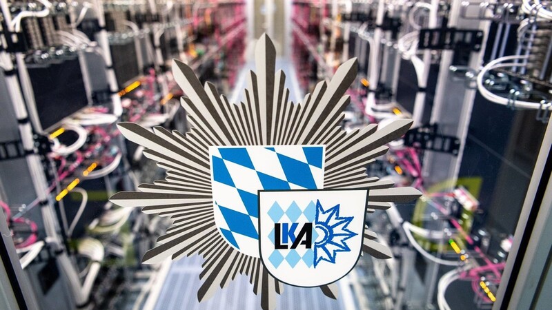 Das Logo vom bayerischen Landeskriminalamt ist an der Tür zu einem Serverraum der Behörde zu sehen.