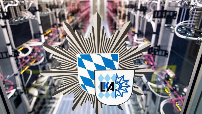 Das Logo vom bayerischen Landeskriminalamt ist an der Tür zu einem Serverraum der Behörde zu sehen.
