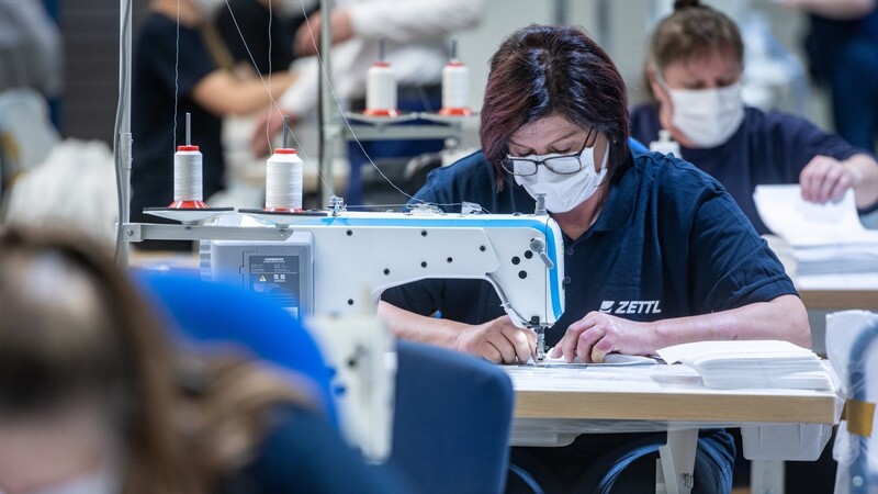 Im März 2020 hat Zettl eine Maskenproduktion hochgezogen - damals noch in Handarbeit genäht, inzwischen ist vieles automatisiert.