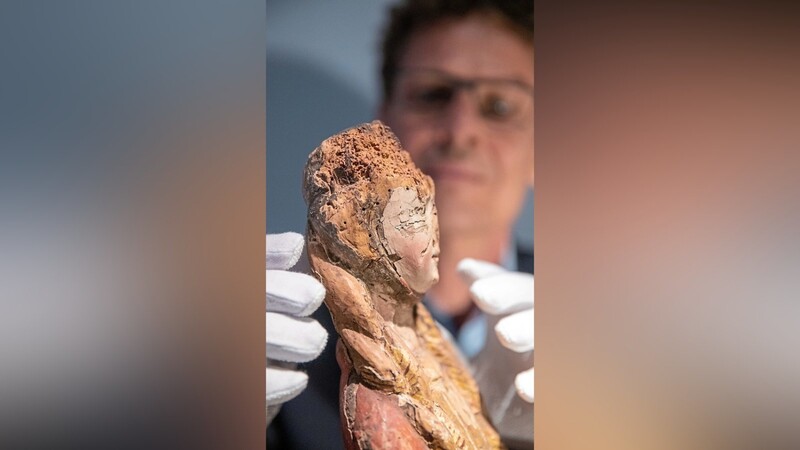 Holzwürmer haben an einer aus Lindenholz gefertigten Skulptur der "Heiligen Jungfrau" diese Schäden angerichtet.