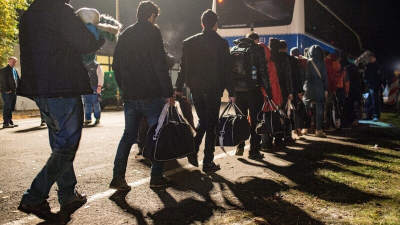 Flüchtlinge sollen ab sofort nur noch an fünf Übergängen über die bayerisch-österreichische Grenze gebracht werden.