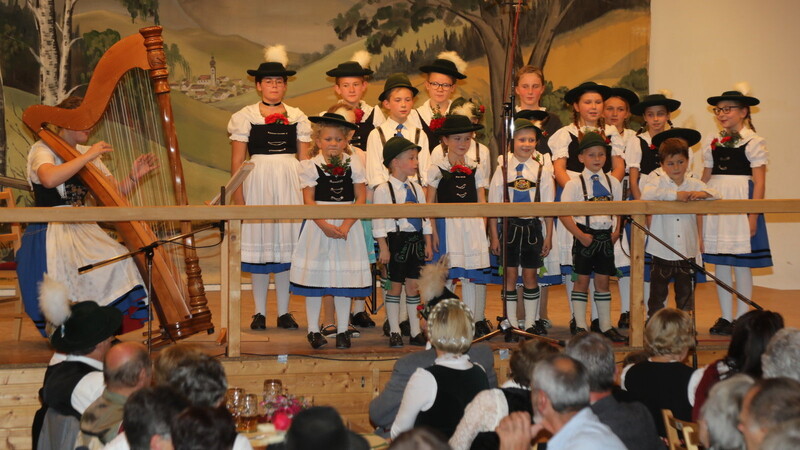 Der Kinderchor sang das bekannte Volkslied "Biblhenderl".