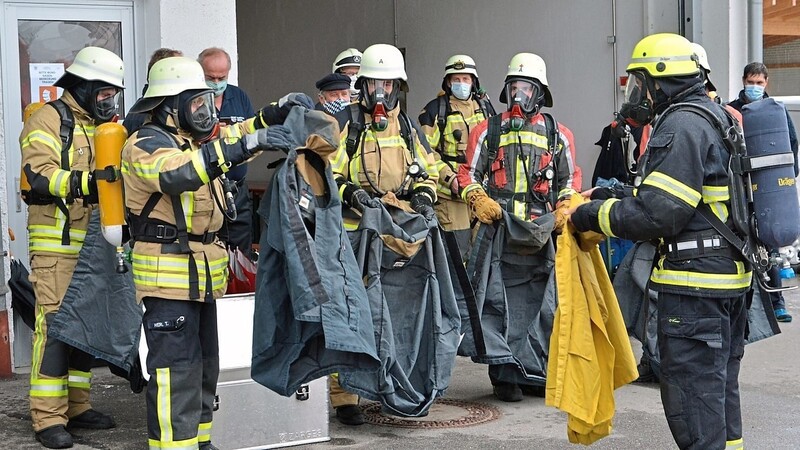 Die erste Gruppe der AGT bereitet sich unter Anleitung ihres Ausbilders Dominik Blümlein (rechts) auf den Einsatz im Brandcontainer vor.