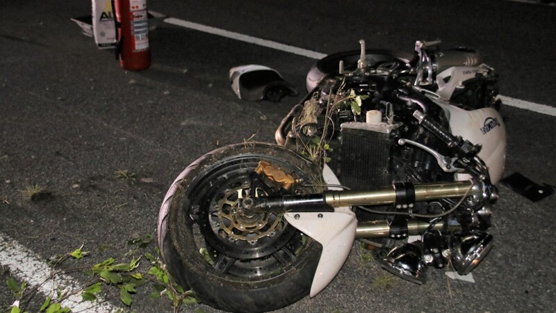 Das Motorrad des 48-Jährigen kam nach dem Zusammenprall mit dem Reh auf der Fahrbahn zum Liegen.