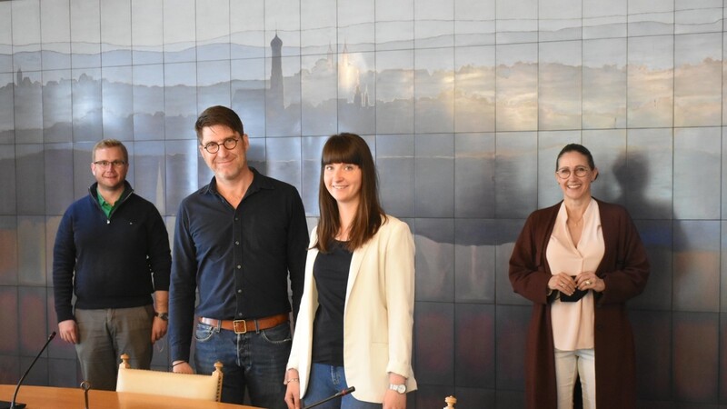Geschäftsleiter Sebastian Stelzer (links) und Bürgermeisterin Sibylle Entwistle (rechts) stellten Michael und Anna Ulmer vom Büro Querfeld-Design vor.