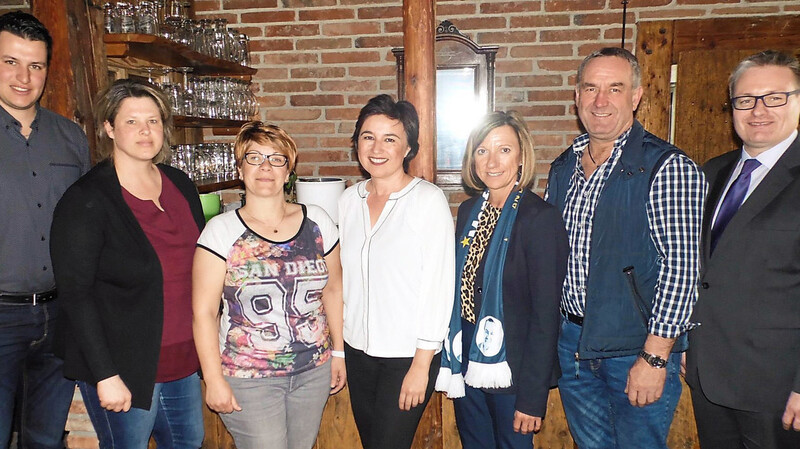 Die neue Führungsriege der CSU-Ortsgruppe mit ihrer Vorsitzenden Christina Huber (Dritte von rechts) und dem Gastreferenten MdL Josef Zellmeier (rechts).
