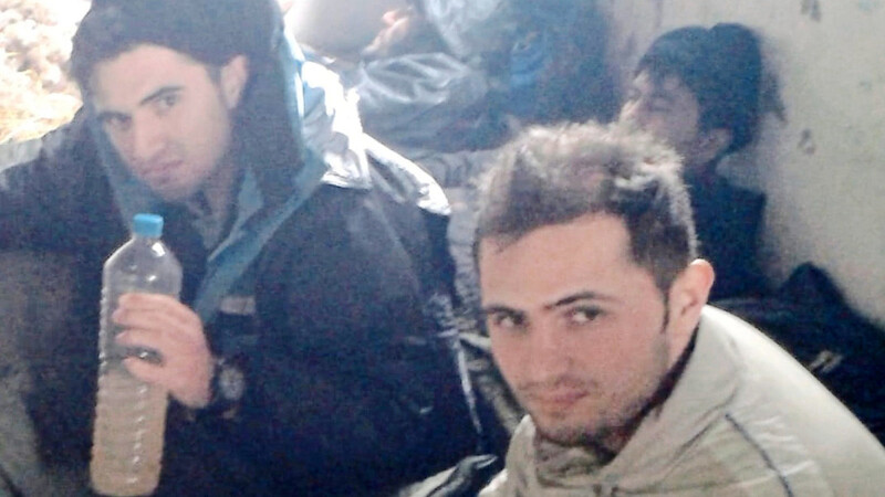 Nour Haji (rechts vorne) mit seinem Bruder während der Flucht in Mazedonien. "Da hatten wir kein Essen, das da in der Flasche war unser ganzes Wasser", sagt er.  Foto: privat