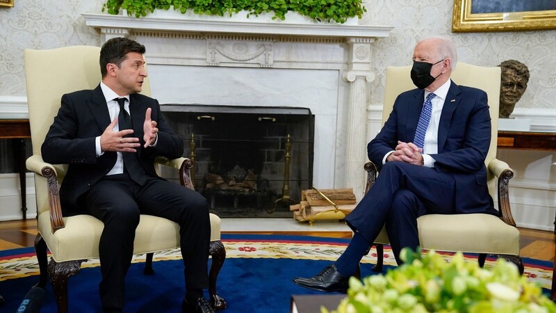 US-Präsident Joe Biden spricht am 01.09.2021 mit seinem ukrainischen Amtskollegen Wolodymyr Selenskyj bei dessen Besuch im Oval Office.