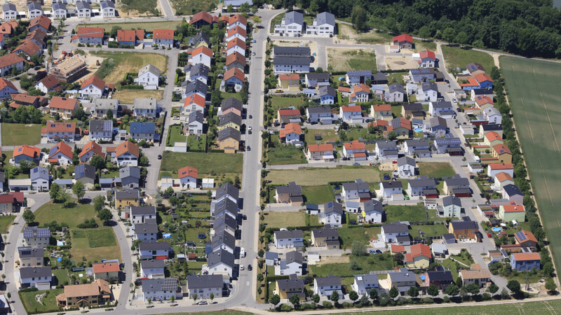 Eine von der Sparkasse beauftragte Marktforschungsanalyse ergeben, dass die meisten Menschen das Eigenheim für die sicherste Altersvorsorge halten (im Bild eine neubau-Siedlung in Landshut-Auloh)