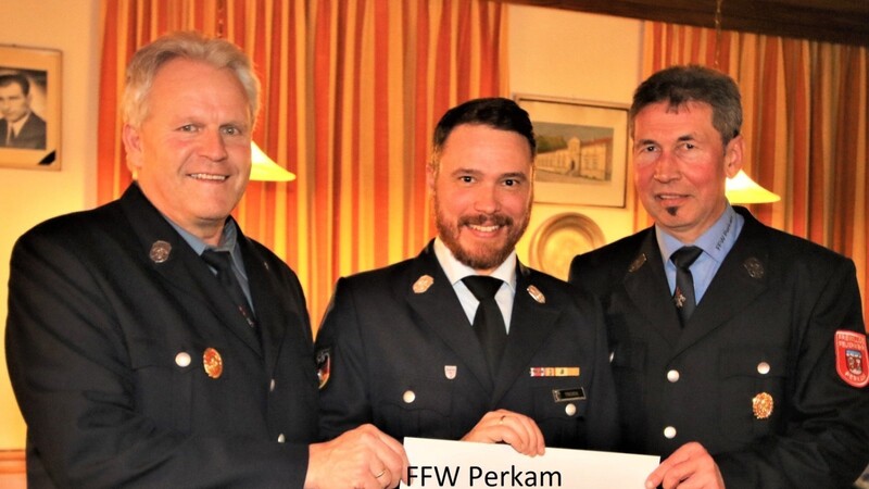 Die FFW Perkam unterstützt die Feuerwehr der Gemeinde Perkam mit einer Spende in Höhe von 1200 Euro. Vorsitzender Rudolf Ammer (rechts) übergab die Spende an Bürgermeister Hubert Ammer (Mitte) und Kommandant Christian Troidl (links).