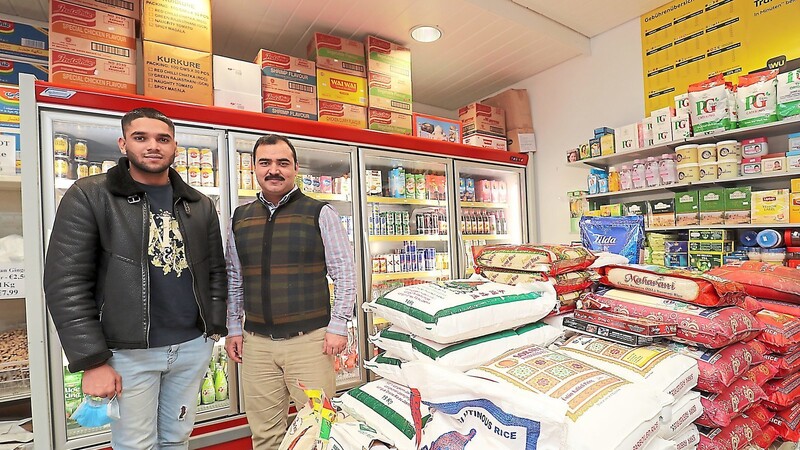 Ladeninhaber Tahir Abbas (35) mit seinem Sohn Abdul Mahar (18). Im Laden verbringen sie viel gemeinsame Zeit. Erst seit zwei Jahren ist die Familie wieder vereint.