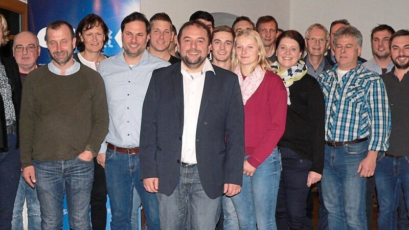 Die Liste von CSU und Unabhängigen Wähler für die Kommunalwahlen am 15. März 2020 führt Bürgermeisterkandidaten Dietmar Pernpeintner (Bildmitte) an; mit im Bild Landtagsabgeordnete Petra Högl (links).