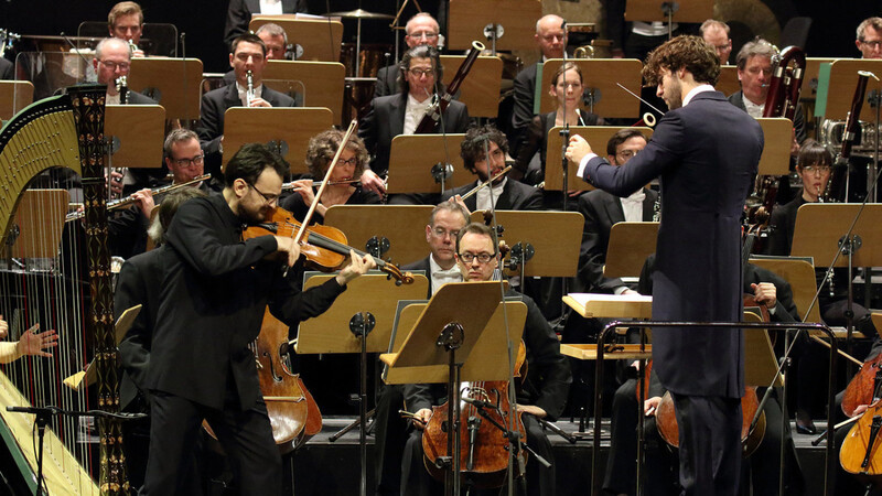 Adrian Mustea, der Solobratscher des Bayerischen Staatsorchesters, mit seinen Kollegen und dem Dirigenten Lorenzo Viotti im Nationaltheater.