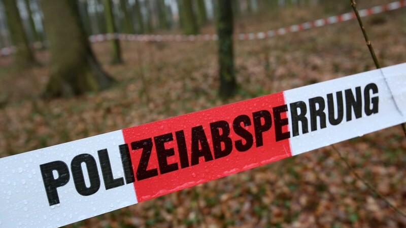 Am Mittwoch wurde in einem Waldstück bei Teugn (Kreis Kelheim) die Leiche einer 47-jährigen Frau aus dem Landkreis Kelheim gefunden. Nach der Obduktion der Toten scheint die Todesursache nun festzustehen. (Symbolbild)