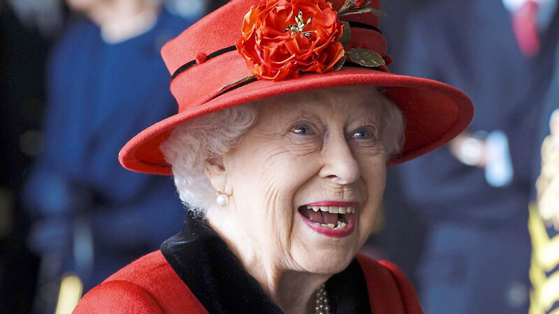 Die britische Königin Elizabeth II.: Ob sie auch so schaut, wenn sie die eigens für sie kreierte neue Süßigkeit zum ersten Mal sieht?