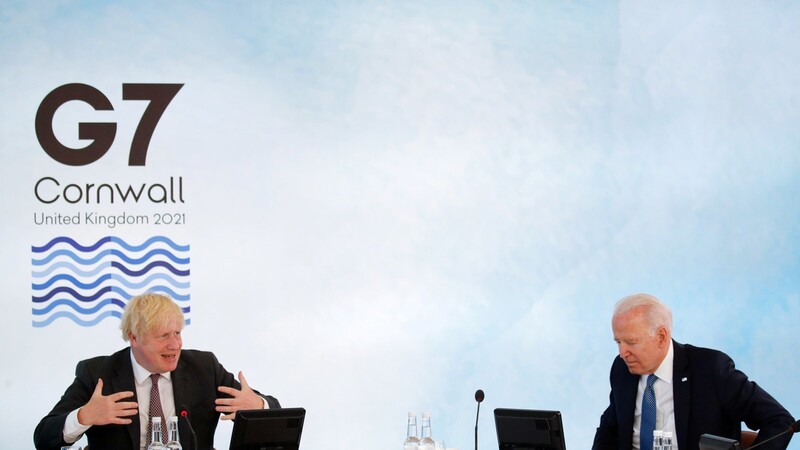 US-Präsident Joe Biden und der britische Premierminister Boris Johnson nehmen an einer Arbeitssitzung während des G7-Gipfels teil.