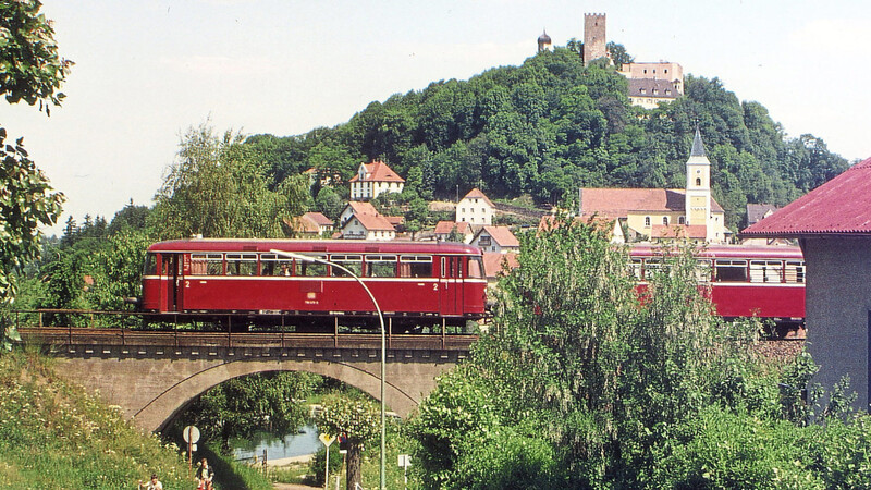 (1976) Auf der Bogenbrücke beim ehemaligen Bad entfernt sich eine Schienenbuseinheit in Richtung Regensburg. Auch die Bahn-Brücke existiert inzwischen nicht mehr.