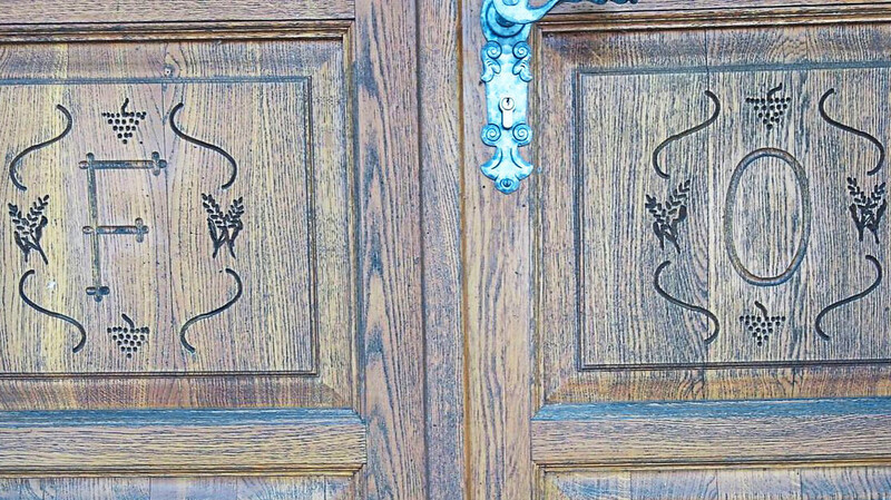 Die Initialen der Eltern der Erbauer und das Baujahr sind in die eichene Eingangstür der Schinhärlkapelle eingeschnitzt.