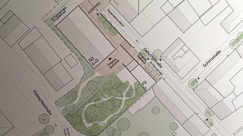 Die Pläne für das neue Parkhaus in Bad Kötzting: Auf dem Dach eines Teils des Parkhauses soll ein kleiner Park mit Bäumen entstehen, die Zufahrt erfolgt, wie bisher, von der Holzapfelstraße. Als nächsten Schritt will die Stadt jetzt mit den Anliegern Gespräche führen.
