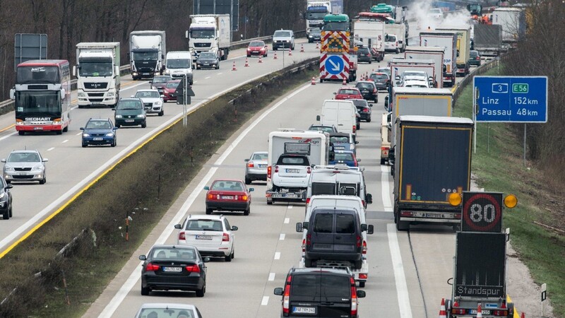 Die Anzahl der Staus auf bayerischen Autobahnen ist im Jahr 2020 deutlich zurückgegangen, sagt der ADAC. (Symbolbild)