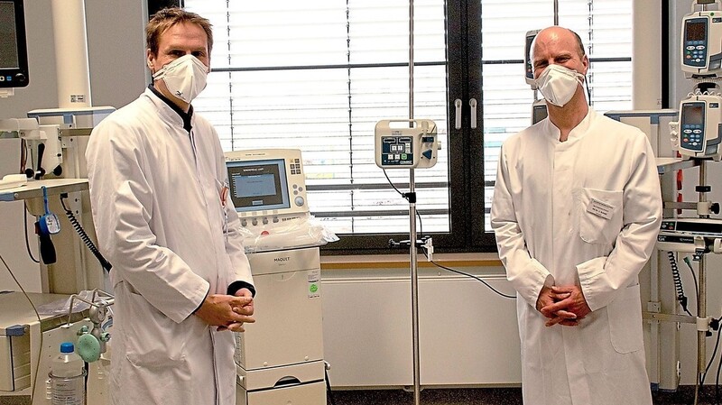 Chefarzt Prof. Dr. Schmidt-Wilcke begrüßt den neuen Leiter der Intensivstation Priv.-Doz. Dr. Joachim Scheßl in den neuen Räumlichkeiten (von links).