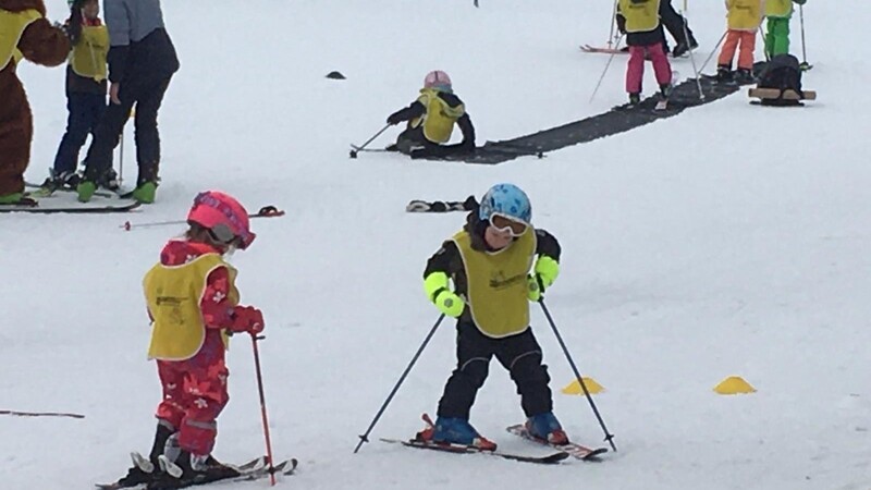 Sehnsüchtig auf einen weiteren Skikurs warten auch heuer Kinder wie hier im Alter von fünf Jahren und jünger.