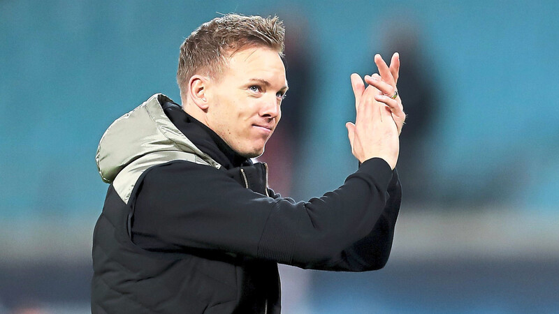 BEIFALL FÜR MANNSCHAFT UND FANS: Trainer Julian Nagelsmann gibt in Leipzig und damit auch derzeit in der Bundesliga die Pace vor.
