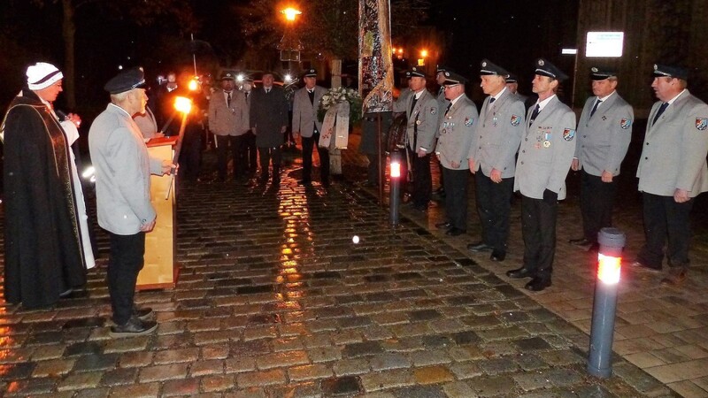 Geistlichkeit, Bürgermeister mit Gemeinderäten, SuKK Schorndorf und Blaskapelle formierten sich beim Kriegerdenkmal zur Gedenkfeier.