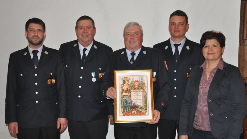 Karl Schmalzl (Mitte) wurde von der Vorstandschaft und Bürgermeisterin Irmgard Sauerer zum "Ehrenkommandant" der Freiwilligen Feuerwehr ernannt.