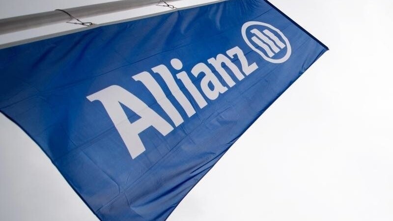 Eine Fahne mit dem Logo und dem Schriftzug der Allianz weht im Wind.