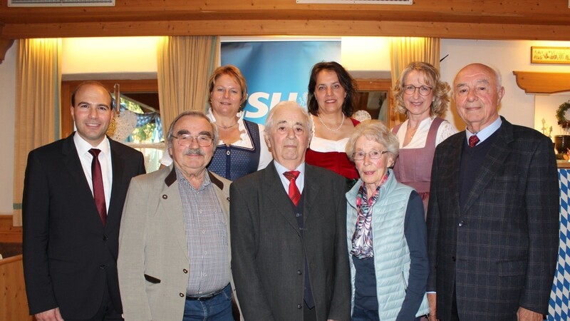 Die Geehrten für 55, 60 und 65 Jahre Mitgliedschaft mit den Ehrengästen Florian Oßner (vorne l.), Claudia Geilersdorfer (hinten l.), Martina Hammerl (hinten M.) und Monika Maier (hinten r.). Eine besondere Auszeichnung wurde Otto Huber (vorne 3.v.l.) zuteil.