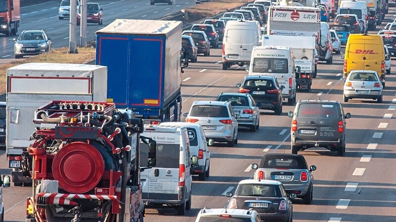 Ohne die Pandemie hätte der Verkehr in Deutschland "mit hoher Wahrscheinlichkeit" zu viel CO2 in die Atmosphäre gepumpt, heißt es.