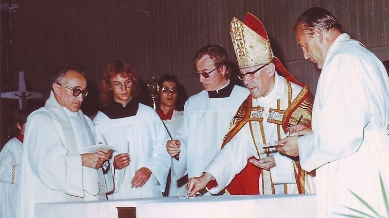 Pfarrer Johann Peter (links) assistiert Bischof Antonius Hofmann am 30. Juni 1974 bei der Weihe des Altars in der neuen Pfarrkirche Sankt Johannes.