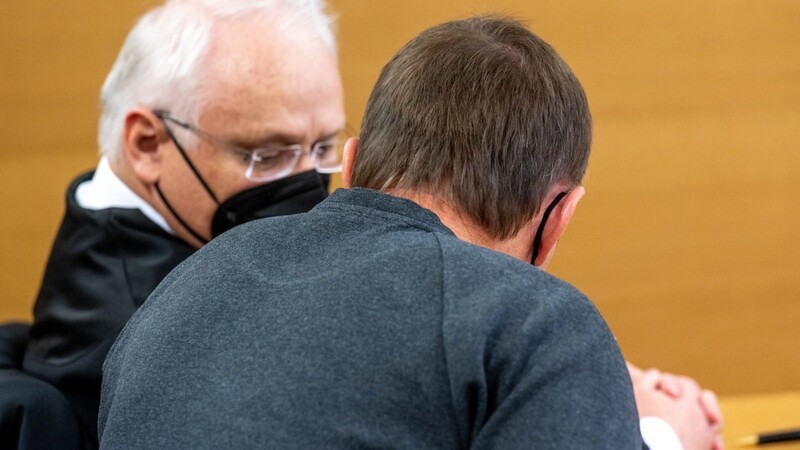 Der angeklagte Motorradfahrer (r) spricht im Verhandlungssaal des Landgerichts Deggendorf mit seinem Verteidiger. Der 57-Jährige hat seine Mitschuld an dem Unfall eingeräumt und die Witwe sowie den Sohn des Opfers um Verzeihung gebeten.