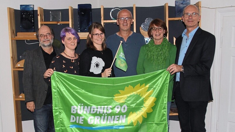 Doris Hillebrand (Zweite von rechts) und Sepp Karl (Dritter von rechts) führen den Ortsverband der Grünen als Doppelspitze. Isabell Scheuerer (Dritte von links) ist Schriftführerin. Landesvorsitzender Eike Hallitzky (links) und die beiden Kreisvorsitzenden Andrea Leitermann und Michael Doblinger gratulierten zur Wahl.