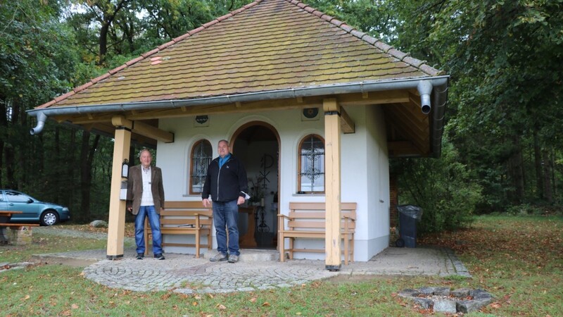 Ehrenvorsitzender Hans Kohlhofer (links) und Wanderführer Leonhard Eberl kümmern sich mit anderen um den Erhalt und die Pflege der Leonhardi-Kapelle am Brandlberg bei Bogen.
